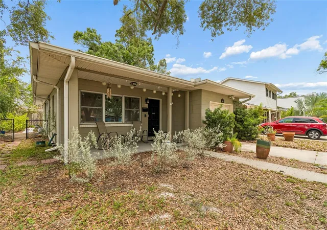 Photo 3 of Sale Pending at 621 E Davis Blvd, Tampa, FL 33606 | MLS# TB8525894 | Listing updated on 2026-08-05