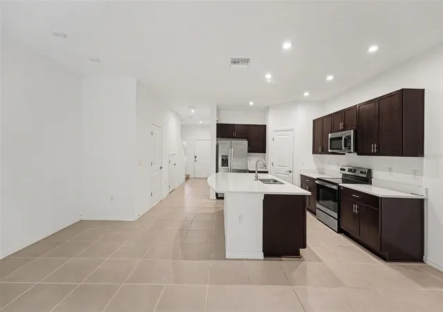 Photo 4 of Townhouse for sale at 10573 Oakside Dr, Palmetto, FL 34221 | MLS# TB8525935 | Listing updated on 2026-10-04