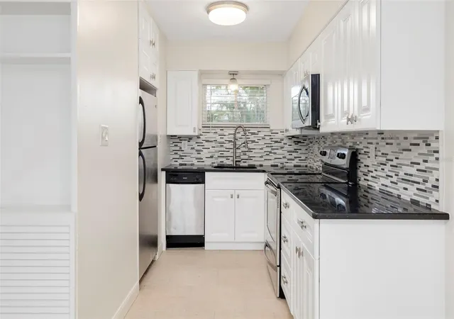 3rd image of 2155 Wood St #A14, Sarasota, FL 34237 | MLS# A4699025