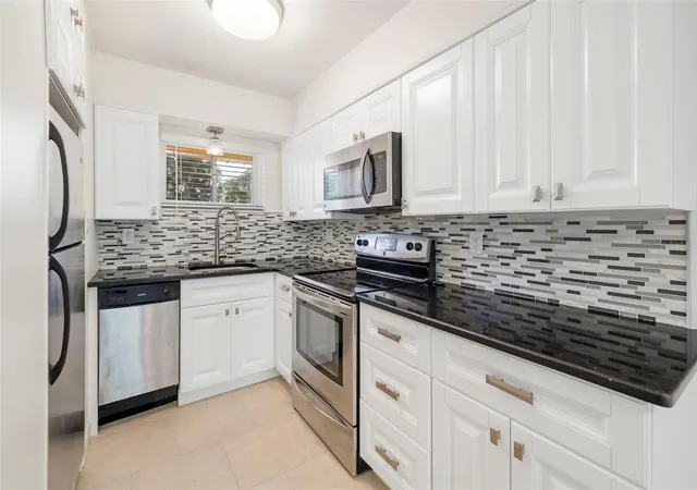 4th image of 2155 Wood St #A14, Sarasota, FL 34237 | MLS# A4699025