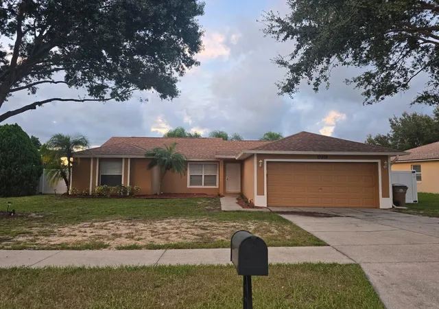 Homes for sale in Clermont, FL | 13303 Pinyon Dr, Clermont, FL 34711 | MLS# S5153068