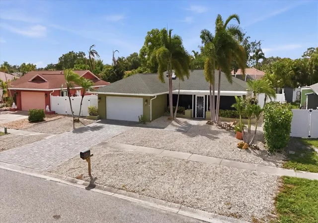 Photo 36 of Single family home for sale at 1833 Oak View Dr, SARASOTA, FL 34232 | MLS# A4699075 | Listing updated on 2026-10-01