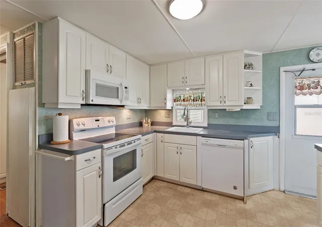 Photo 3 of Manufactured home for sale at 1111 42nd Avenue E, Ellenton, FL 34222 | MLS# A4699096 | Listing updated on 2026-09-29