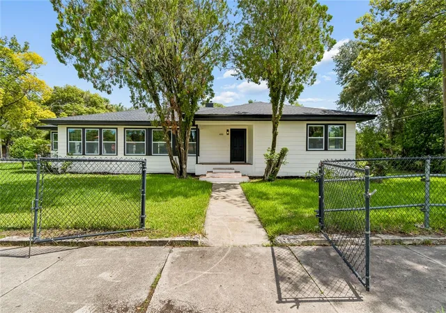 3rd image of 400 Plumosa Dr, Sanford, FL 32771 | MLS# O6422496