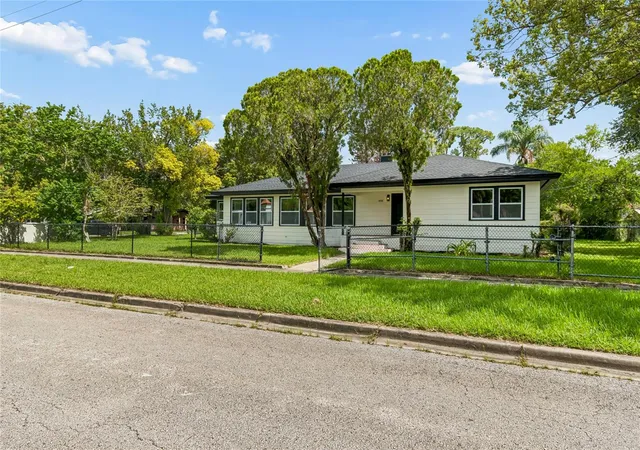 4th image of 400 Plumosa Dr, Sanford, FL 32771 | MLS# O6422496