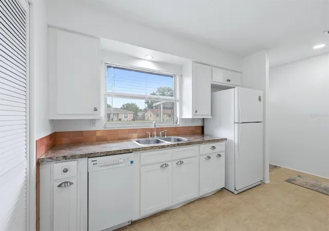 Photo 4 of Condo for sale at 4538 Pawnee Trl #197, Sarasota, FL 34233 | MLS# A4699105 | Listing updated on 2026-09-16