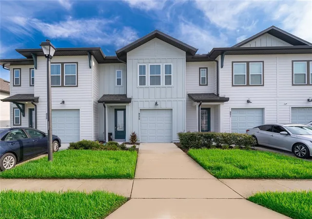 Photo 1 of Townhouse for sale at 925 Conch Rd, Davenport, FL 33896 | MLS# O6422563 | Listing updated on 2026-09-03