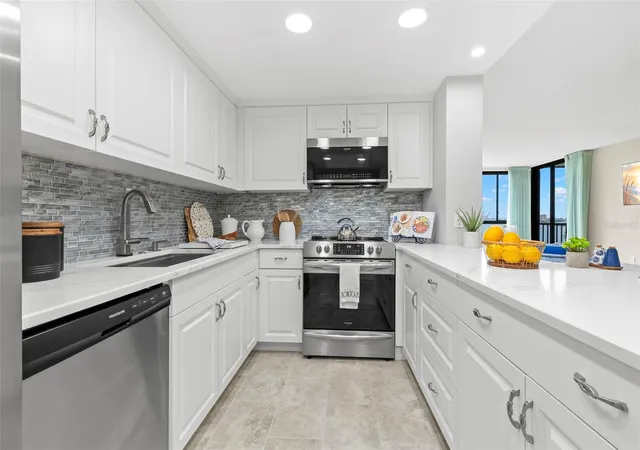 Photo 3 of Condo for sale at 7100 Sunshine Skyway Ln S #704, Saint Petersburg, FL 33711 | MLS# TB8526170 | Listing updated on 2026-09-16