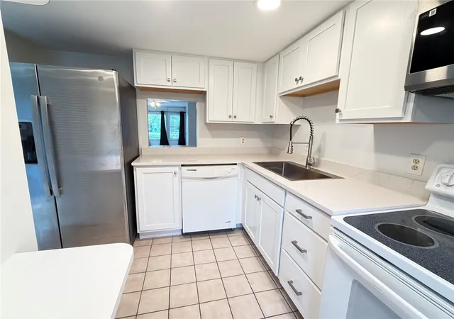 4th image of 333 Lake Howard Dr Nw #211B, Winter Haven, FL 33880 | MLS# L4963297