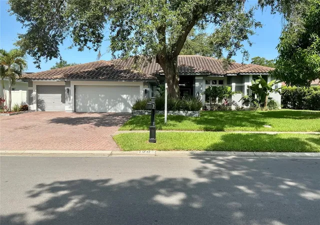 2nd image of 126 Old Oak Cir, Palm Harbor, FL 34683 | MLS# TB8526254