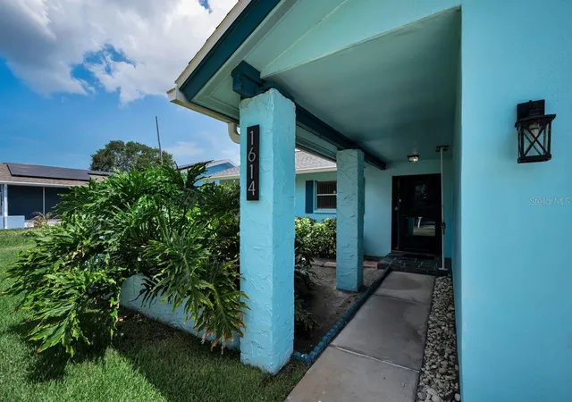Homes for sale in Dunedin, FL | 1614 Dale Cir N, Dunedin, FL 34698 | MLS# TB8526259