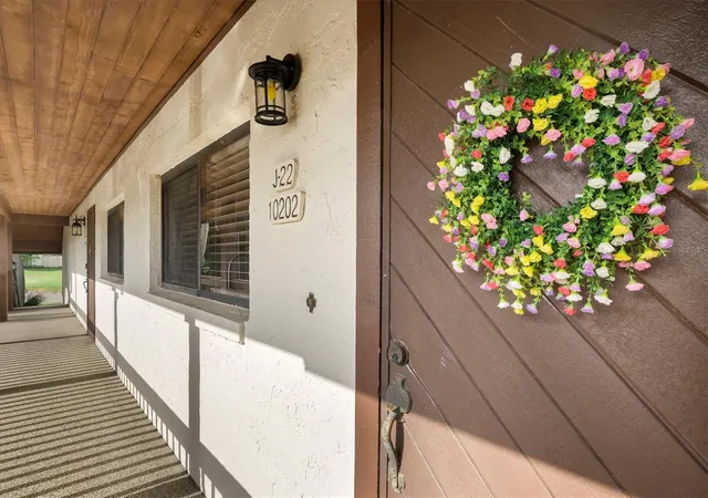 Listing Photo 4 - Condo for sale in building located at 10202 Vlg Dr, LAKE WALES, FL 33898 - Unit #22