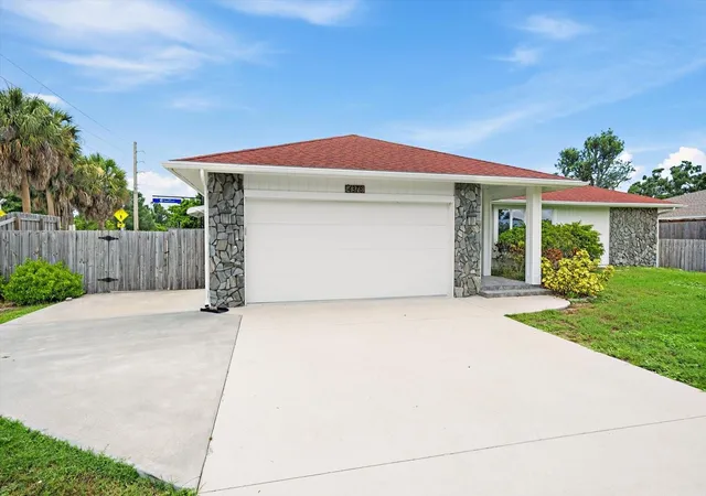 Homes for sale in Sarasota, FL | 4378 Meadowland Cir, Sarasota, FL 34233 | MLS# A4699165