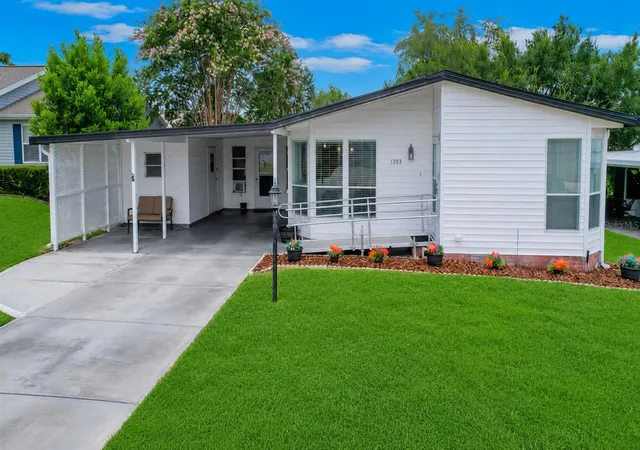 1st image of 1203 Granada Ct, Lady Lake, FL 32159 | MLS# G5114721