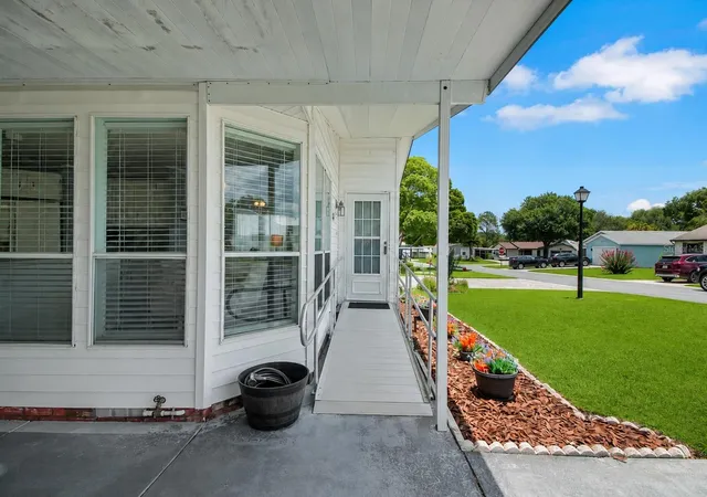 3rd image of 1203 Granada Ct, Lady Lake, FL 32159 | MLS# G5114721