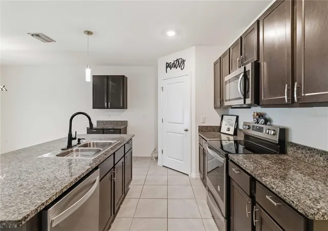 4th image of 1702 Johnson Pointe Dr, Plant City, FL 33566 | MLS# TB8526415