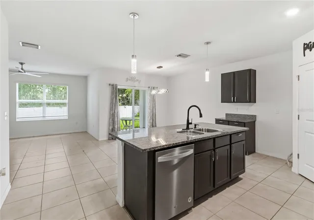 5th image of 1702 Johnson Pointe Dr, Plant City, FL 33566 | MLS# TB8526415