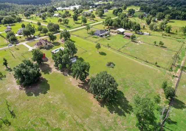 Photo 4 of Single family home for sale at 35405 Stagecoach Trl, Eustis, FL 32736 | MLS# O6422884 | Listing updated on 2026-08-26