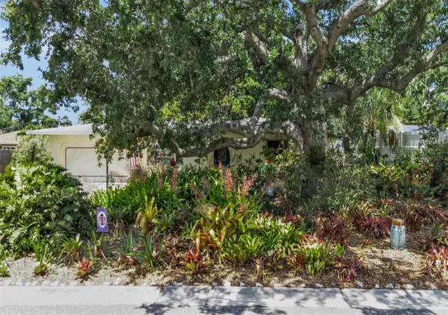 Photo 4 of Single family home for sale at 1808 49th Street W, Bradenton, FL 34209 | MLS# A4699235 | Listing updated on 2026-08-23