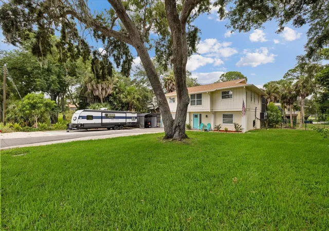 3rd image of 1410 Riverside Dr, Tarpon Springs, FL 34689 | MLS# W7887403
