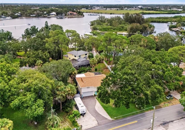 4th image of 1410 Riverside Dr, Tarpon Springs, FL 34689 | MLS# W7887403