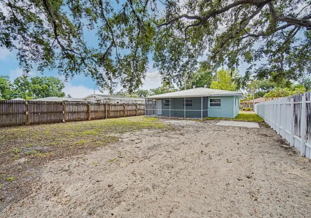 33rd image of 1423 18th St W, Bradenton, FL 34205 | MLS# O6422910