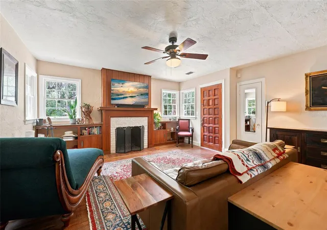 4th image of 616 Nw 8Th Pl, Gainesville, FL 32601 | MLS# GC541766