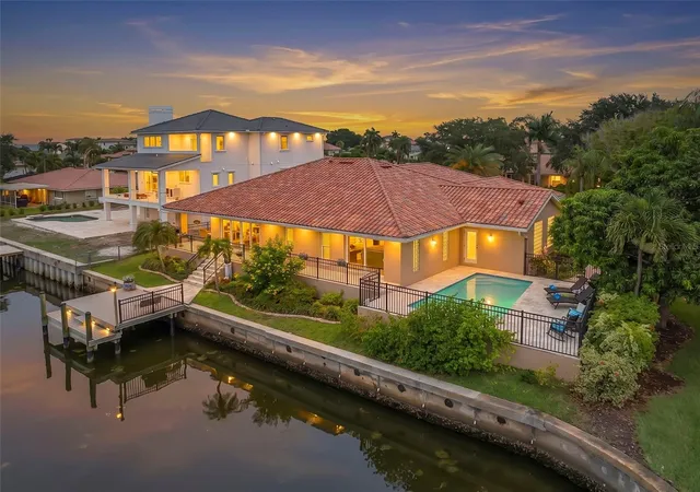 Photo 3 of Single family home for sale at 2001 Illinois Ave Ne, Saint Petersburg, FL 33703 | MLS# TB8526640 | Listing updated on 2026-10-26