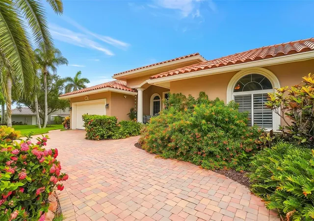 Photo 4 of Single family home for sale at 2001 Illinois Ave NE, Saint Petersburg, FL 33703 | MLS# TB8526640 | Listing updated on 2026-10-26