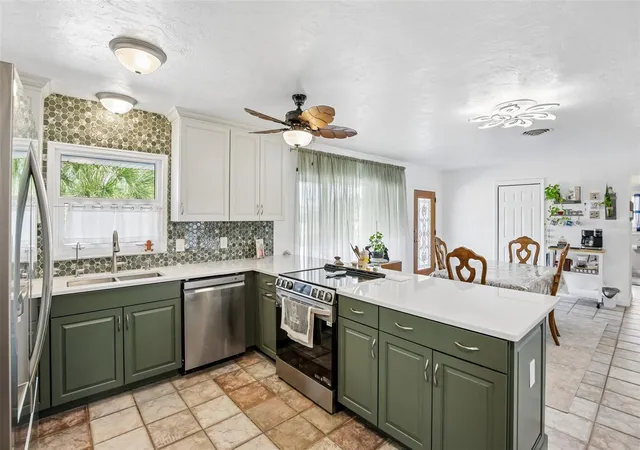 3rd image of 806 Blue Heron Blvd, Ruskin, FL 33570 | MLS# TB8526657