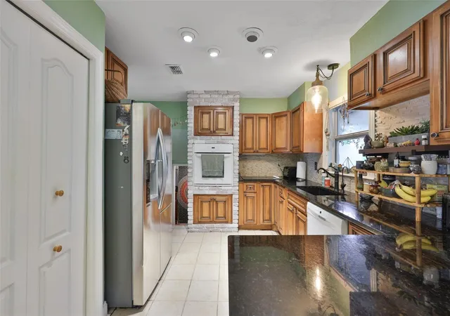 5th image of 401 Overland Dr, Brandon, FL 33511 | MLS# TB8526659