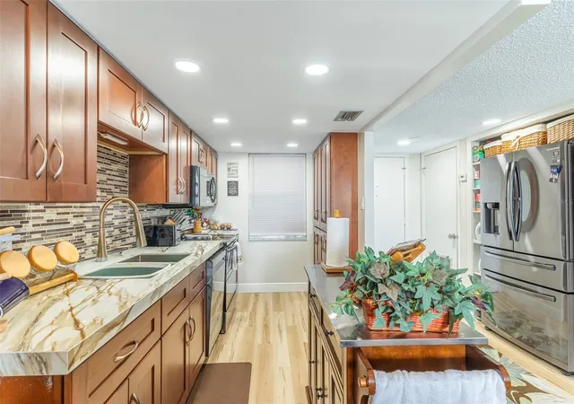 Listing Photo 4 - Condo for sale in building located at 700 Mirror Ter Nw, Winter Haven, FL 33881 - Unit #511
