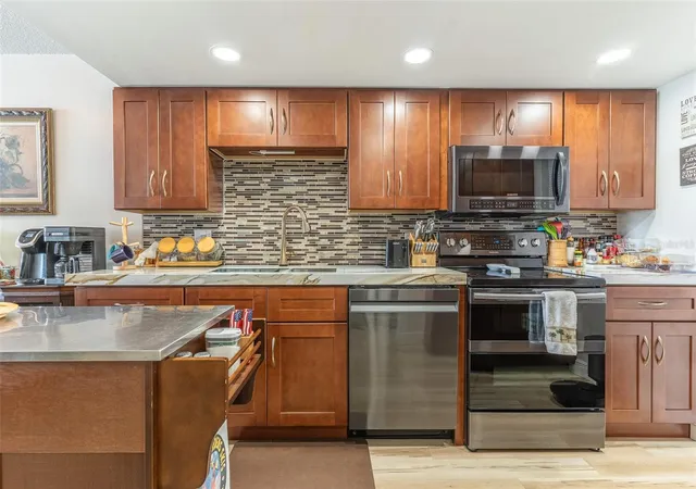 Listing Photo 5 - Condo for sale in building located at 700 Mirror Ter Nw, Winter Haven, FL 33881 - Unit #511