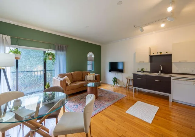 2nd image of 20 Sw 6th St #211, Gainesville, FL 32601 | MLS# TB8526722