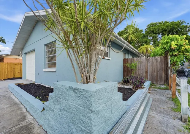 Photo 3 of Single family home for sale at 1915 Colleen St, Sarasota, FL 34231 | MLS# A4699301 | Listing updated on 2026-09-11