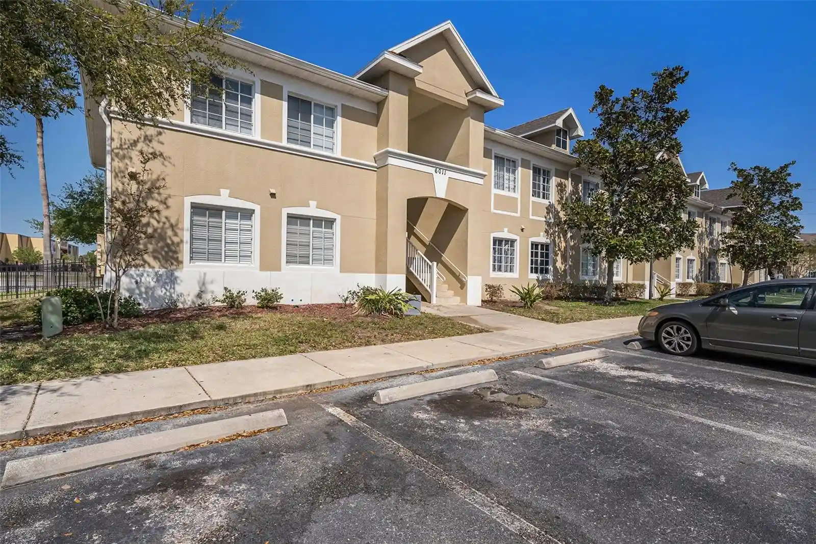 Listing Photo 2 - Condo for sale in 6011 Skydale Wy located at 6011 Skydale Wy, RIVERVIEW, FL 33578 - Unit #101