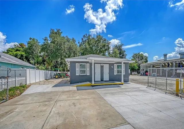 2nd image of 1004 27th Ave W, Bradenton, FL 34205 | MLS# A4699307