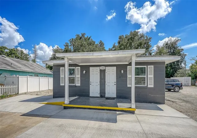 3rd image of 1004 27Th Ave W, Bradenton, FL 34205 | MLS# A4699307