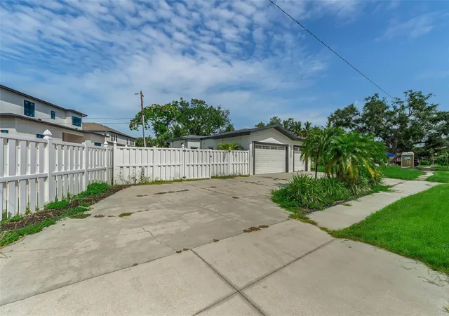 Photo 3 of Single family home for sale at 850 Rafael Blvd Ne, St Petersburg, FL 33704 | MLS# TB8526779 | Listing updated on 2026-09-15