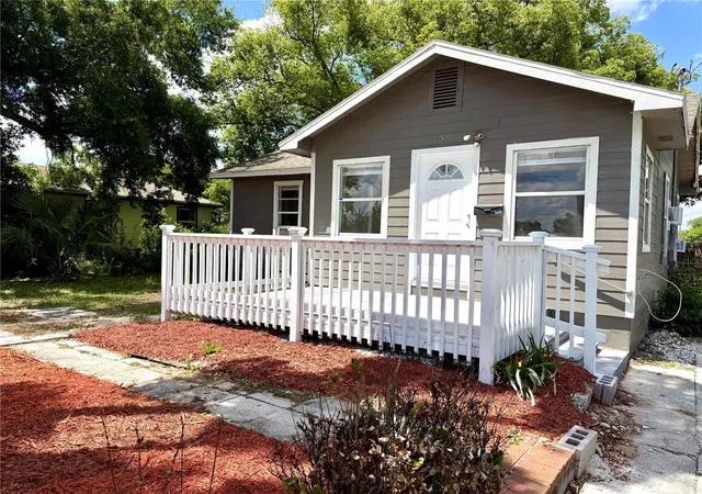 Photo 3 of Single family home for sale at 139 Ave G Se, Winter Haven, FL 33880 | MLS# O6423121 | Listing updated on 2026-08-14