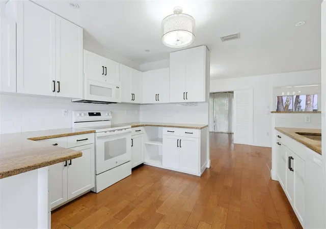 Photo 3 of Single family home for sale at 5273 Villa Majorca Ct #25, Sarasota, FL 34235 | MLS# A4699342 | Listing updated on 2026-08-13