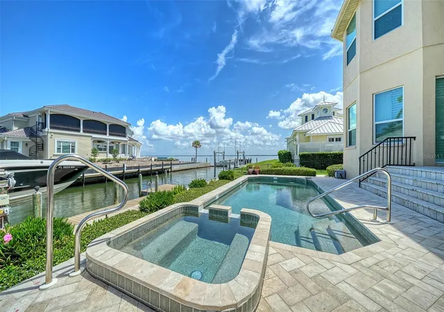 Homes for sale in Longboat Key, FL | 657 Halyard Ln, Longboat Key, FL 34228 | MLS# A4699348