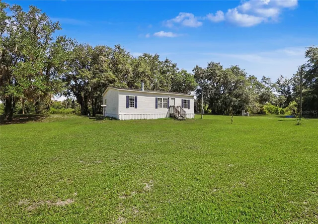Photo 3 of Manufactured home for sale at 5435 NE 153rd Place Rd, Citra, FL 32113 | MLS# OM728077 | Listing updated on 2026-08-17