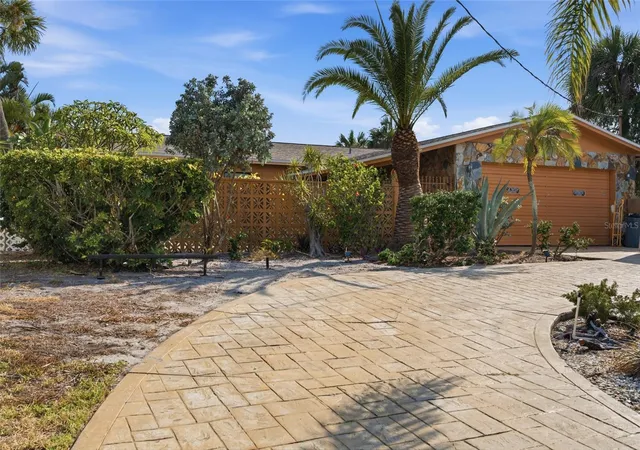 3rd image of 412 Hermosita Dr, St Pete Beach, FL 33706 | MLS# TB8527042