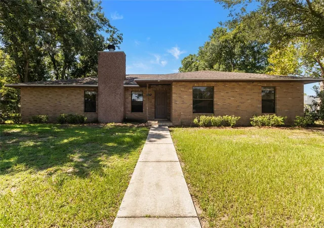 Photo 1 of Single family home for sale at 2417 Roslyn Ln, Lakeland, FL 33812 | MLS# TB8527060 | Listing updated on 2026-10-02