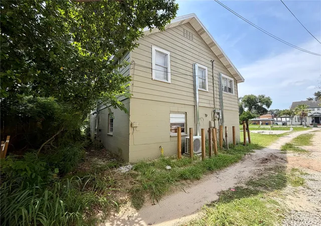 Photo 3 of Single family home for sale at 221 Ave C Ne, Winter Haven, FL 33881 | MLS# O6423429 | Listing updated on 2026-07-27
