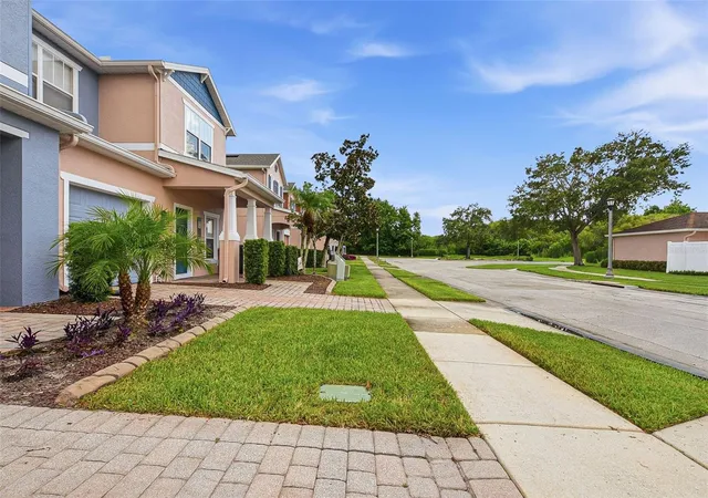 Photo 3 of Townhouse for sale at 901 Pine Pointe Ln, Orlando, FL 32828 | MLS# O6423448 | Listing updated on 2026-09-18
