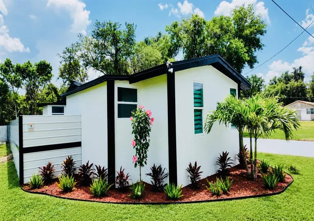 Photo 2 of Single family home for sale at 966 Clover St, Deland, FL 32720 | MLS# R4911604 | Listing updated on 2026-10-07