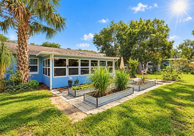 Photo 2 of Single family home for sale at 912 E Arizona Ave, Deland, FL 32724 | MLS# V4950107 | Listing updated on 2026-10-28