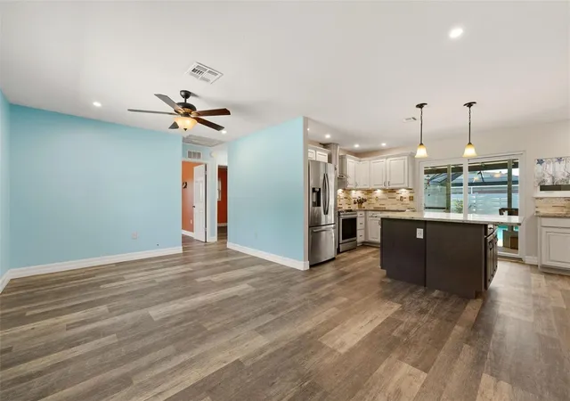 Photo 5 of Sale Pending at 847 S Venice Blvd, Venice, FL 34293 | MLS# N6144967 | Listing updated on 2026-08-31